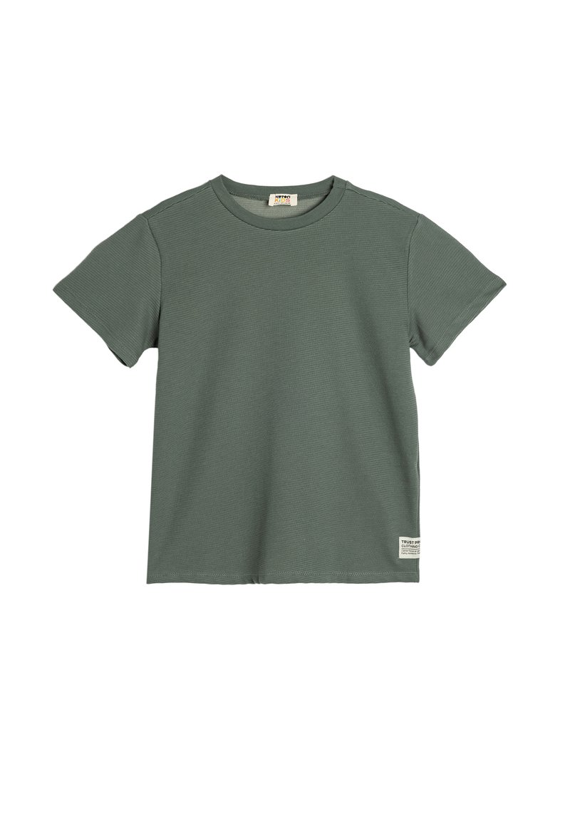 T-shirt verde a maniche corte realizzato in cotone a costine, caratterizzato da un collo rotondo e da un piccolo etichetta con logo in fondo.