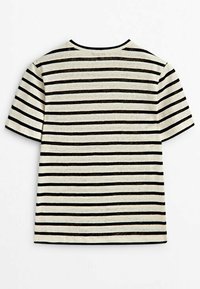 Kortärmad t-shirt med rund halsringning, tillverkad av lättviktig tyg med horisontella svartvita ränder, med en avslappnad passform och rak nederkant.