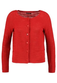 Röd stickad cardigan med långa ärmar, rund halsringning, framknappar och två sidofickor. Mjuk textur, jämnt stickmönster.