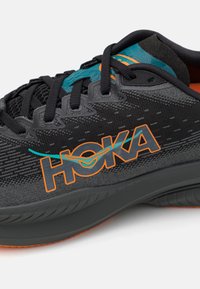 HOKA MACH 6 - Chaussures de running sur route - black/electric tangerine