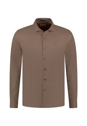 Pruunikas pikkade varrukatega nööpidega särk klassikalise kraega ja peene logoga vasakul rinnal, esitatud valgel taustal.