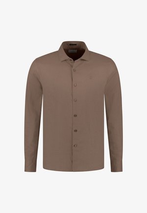 Pruunikas pikkade varrukatega nööpidega särk klassikalise kraega ja peene logoga vasakul rinnal, esitatud valgel taustal.