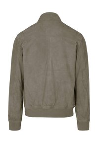 Giacca bomber in suede verde oliva con una texture liscia, polsini e orlo a costine, e design minimalista; presenta dettagli con cuciture lungo le cuciture.