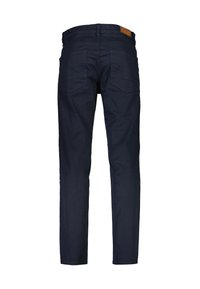 Navyblaue Hose im geraden Schnitt mit zwei Gesäßtaschen und einem ledernen Aufnäher am Bund. Glatte Baumwollstofftextur.