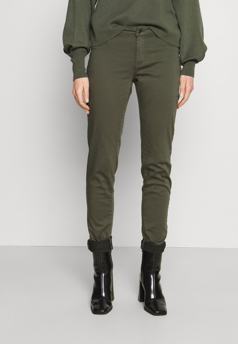 Olivgröna slim fit byxor med smal passform, uppvikta benslut och frontknappsstängning. Tillverkade av ett mjukt, stretchigt material.