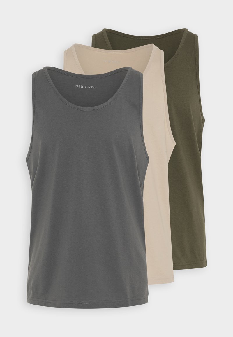 Drie tanktops in grijs, beige en olijfgroen. Gemaakt van zachte stof, ze hebben een ronde halslijn en een rechte zoom.
