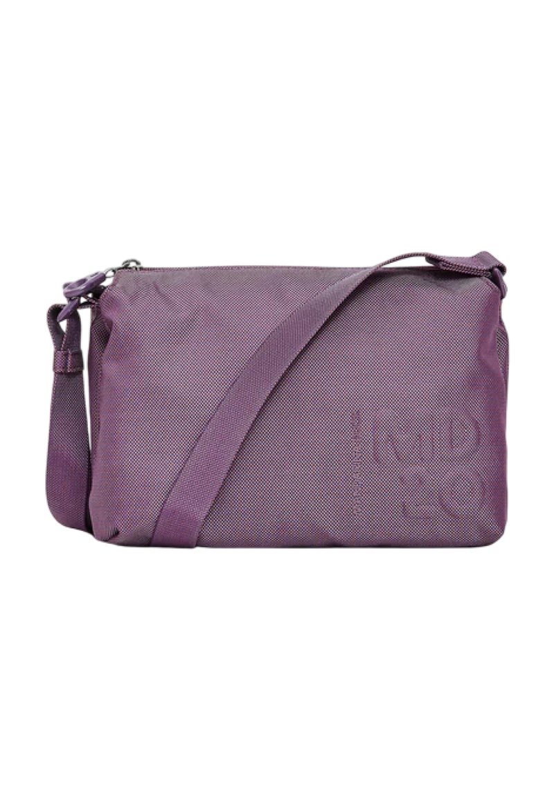 Sac bandoulière violet en matériau texturé ; doté d'une sangle ajustable et d'un logo en relief. Forme rectangulaire compacte avec fermeture zippée.