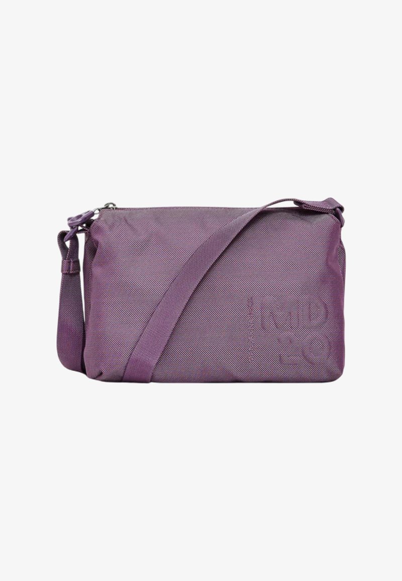Sac bandoulière violet en matériau texturé ; doté d'une sangle ajustable et d'un logo en relief. Forme rectangulaire compacte avec fermeture zippée.