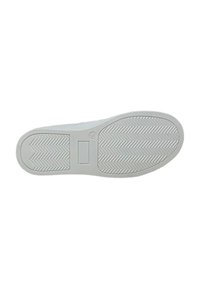 Suola di sneaker bianca con un motivo a spina di pesce, presenta una superficie liscia e una toppa di branding rettangolare vicino al tallone.