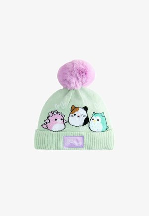 Lys grøn strikbeanie med en lilla falsk pels pom-pom, som har tre tegneserie-dyr: et lyserødt væsen, en kat og en grøn fugl.