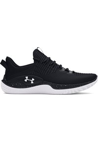 Sorte atletiske sko med hvidspraglet mellemsål, hvidt Under Armour-logo, tekstureret overdel og hvid tekstureret ydersål, set fra siden.