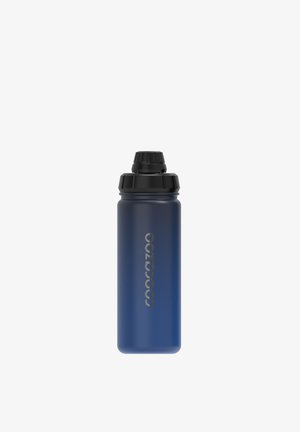 Blaue Coocazoo-Wasserflasche mit schwarzem Schraubverschluss und grauem vertikalem Logo, isoliert auf weißem Hintergrund.