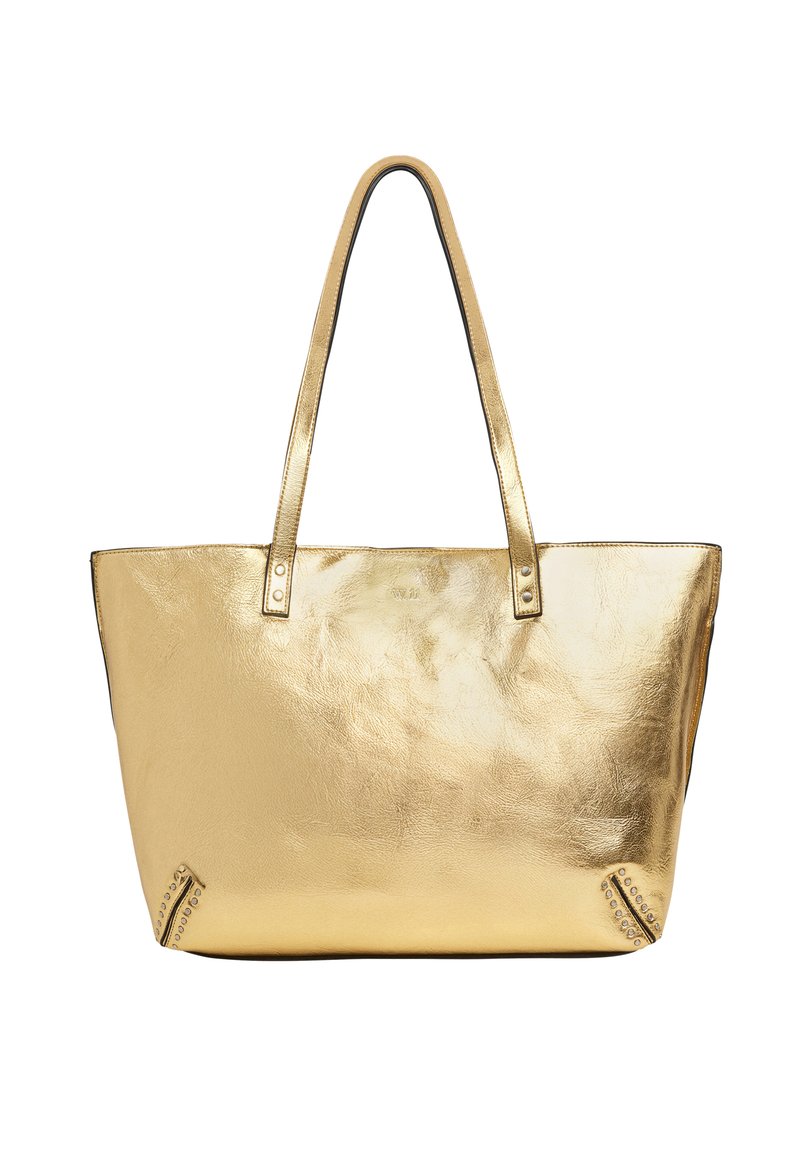 Sac fourre-tout en cuir métallisé doré avec des poignées allongées, forme rectangulaire plate et accents cloutés aux coins de la base. Fini lisse et texturé.