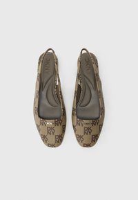 Hnědé slingback boty s vzorem, které nesou značku DKNY, mají čtvercové špičky, texturovanou tkaninu a design s polstrovanou vložkou.