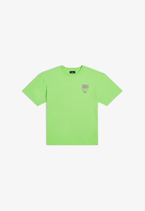 Lime zaļš kokvilnas T-krekls ar īsām piedurknēm, apaļu izgriezumu un logo detaļu uz krūtīm, kas satur kvadrāta grafiku un mazu putna dizainu.
