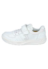 Zapatos deportivos blancos con parte superior de cuero liso, acentos texturizados, cierre de cordones, correa de Velcro y logo de la marca en el costado para un detalle adicional.