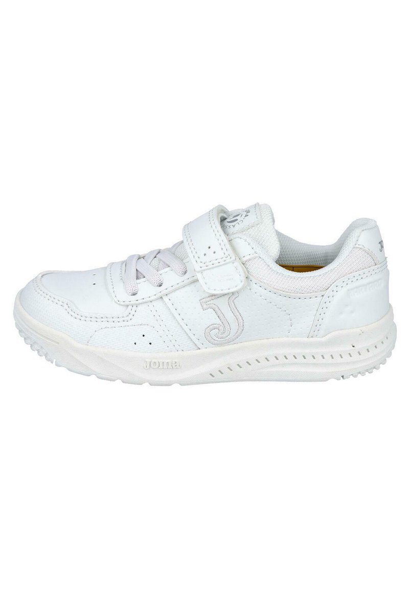 Zapatos deportivos blancos con parte superior de cuero liso, acentos texturizados, cierre de cordones, correa de Velcro y logo de la marca en el costado para un detalle adicional.