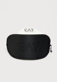 Czarno-biała saszetka na zamek wykonana z gładkiej tkaniny, z wytłoczonym logo EA7 na przodzie. Zaokrąglony kształt o strukturalnym designie.