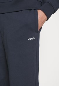 HUGO TRACKSUIT DAPODAYOTE - Melegítő - dark blue