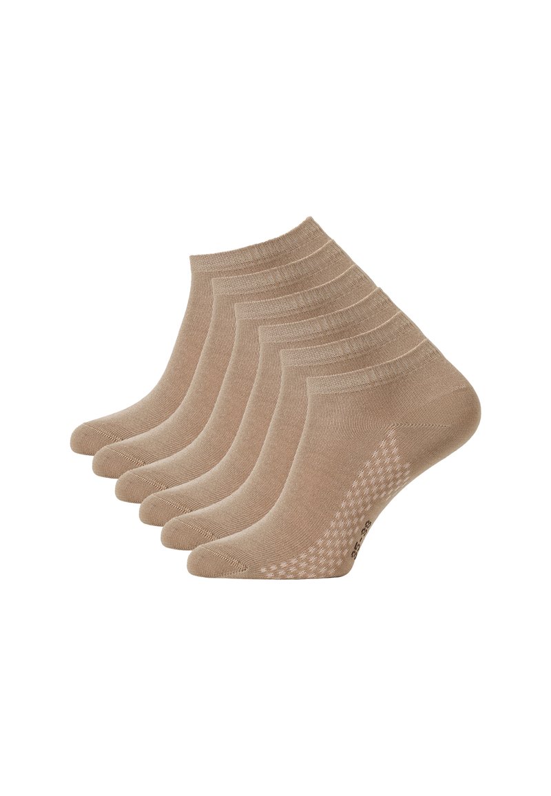 Ensemble de cinq chaussettes beiges mi-mollets, avec un motif texturé sur la semelle, une pointe sans couture et des ouvertures côtelées pour un ajustement sécurisé.