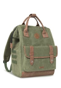 Zaino in tela verde con dettagli in pelle marrone, forma strutturata, tasca anteriore con patta e spallacci imbottiti. Presenta una toppa con logo e dettagli hardware.