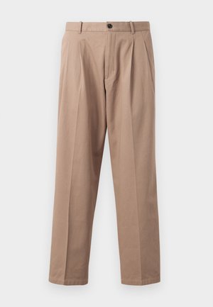 Pantalon beige en coton, à coupe droite, avec plis à l'avant, fermeture à bouton et poches latérales. Texture lisse.