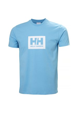 Camiseta de manga corta azul claro hecha de algodón con cuello redondo. Presenta un logotipo rectangular blanco con "HH" y el texto "HELly HANSEN".