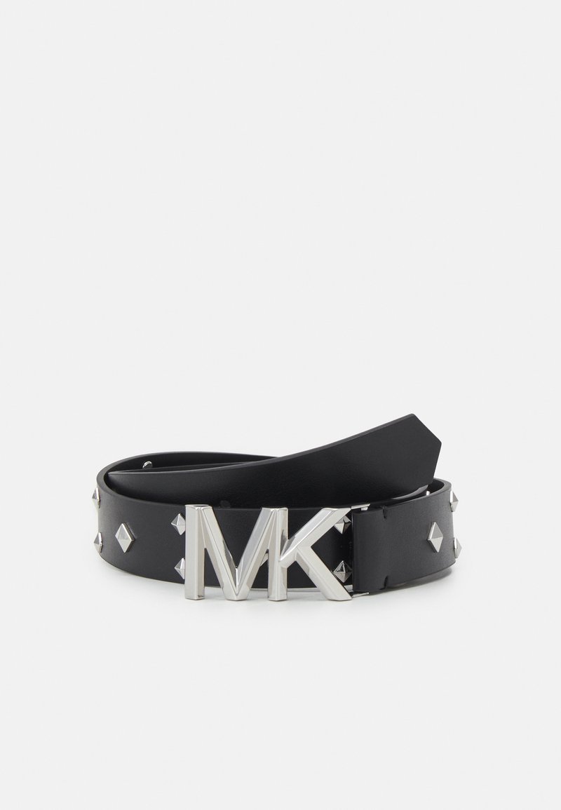 Ceinture en cuir noire avec des clous argentés et une boucle argentée avec le logo MK, enroulée sur un fond blanc.
