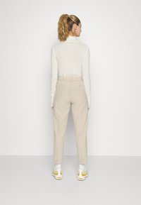 b.young BYDANTA CLASSIC PANTS - Calças - cement