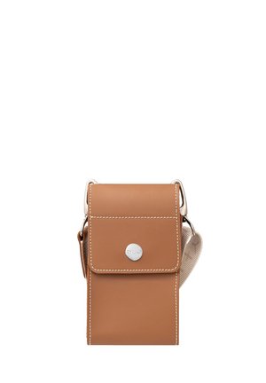 Brūns ādas tālruņa maks ar priekšējo vāku, sudraba pogas aizdari un noņemamu siksniņu. Gluda tekstūra ar baltām šuvēm.