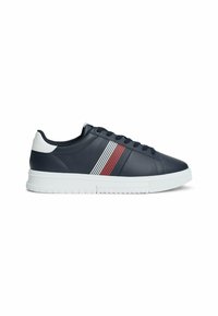Sneaker sintetiche blu navy con suola in gomma bianca, caratterizzate da tre strisce orizzontali rosse e bianche sul lato. Design con punta tonda.