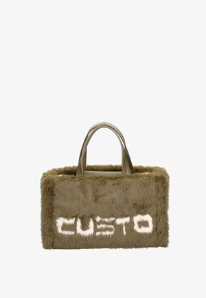 Borsa a tracolla rettangolare in pelliccia ecologica verde oliva con la scritta "CUSTO" in pelliccia bianca sul davanti e manici doppi beige.