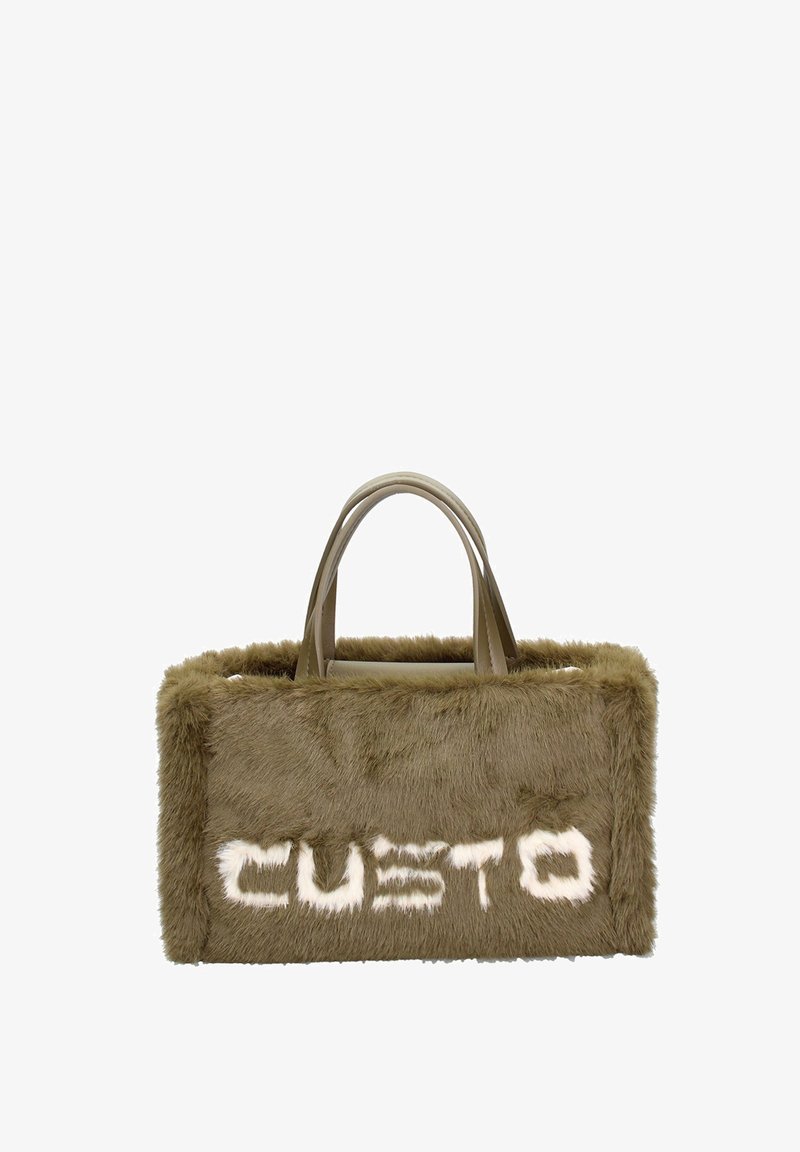 Borsa a tracolla rettangolare in pelliccia ecologica verde oliva con la scritta "CUSTO" in pelliccia bianca sul davanti e manici doppi beige.