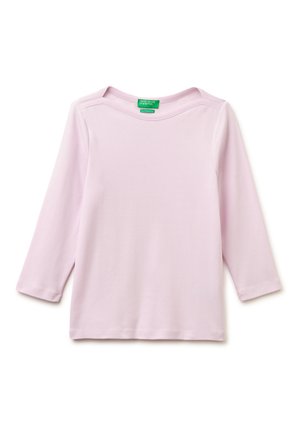 Jasnoróżowa koszula z długim rękawem i okrągłym dekoltem, z zieloną metką "United Colors of Benetton" na kołnierzu, wyłożona płasko na białym tle.