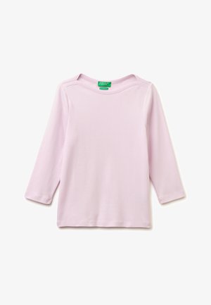 Jasnoróżowa koszula z długim rękawem i okrągłym dekoltem, z zieloną metką "United Colors of Benetton" na kołnierzu, wyłożona płasko na białym tle.