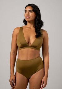 Olivegrön bikiniuppsättning med v-ringad bralette och högmidjade underdelar, tillverkad av ett mjukt, stretchtåligt tyg med minimala sömmar.