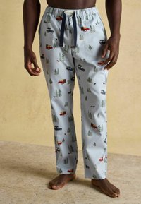 Gaiši zilas pidžamu bikses ar jautru automašīnu un koku rakstu. Izmantojot mīkstu audumu, ar elastīgu jostasvietu un tumši zilu auklu.