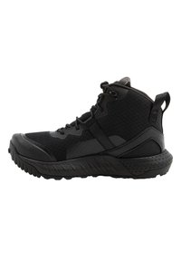 Scarpe sportive alte nere con tomaia in mesh, punta rinforzata, suola testurizzata e un'etichetta sul retro per una facile calzata.