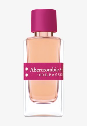 Flacon de parfum en verre transparent contenant un liquide couleur pêche, large bande rose portant l'inscription « Abercrombie & Fitch 100% Passion » et bouchon assorti rose.