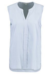 Canottiera leggera di colore blu chiaro con scollatura tonda e dettaglio di piega frontale, realizzata in tessuto morbido e leggero.