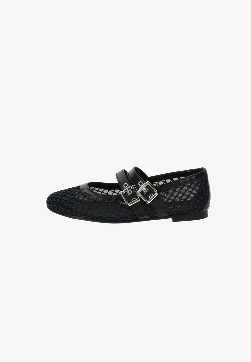 Chaussure plate noire avec double bride, boucles argentées et un motif en maille couvrant la partie supérieure.