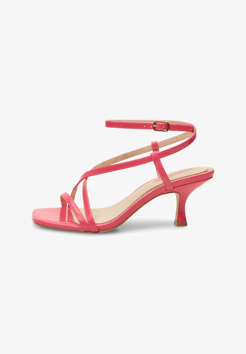 Sandalias de tacón de cuero sintético rosa con tres correas delgadas y un cierre de hebilla en el tobillo, con una punta cuadrada y un tacón de altura media.
