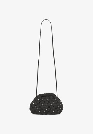 Fekete steppelt kézitáska kerekded sziluettel, fonott vállpánttal és ezüstgyöngy díszítéssel az egész mintán.