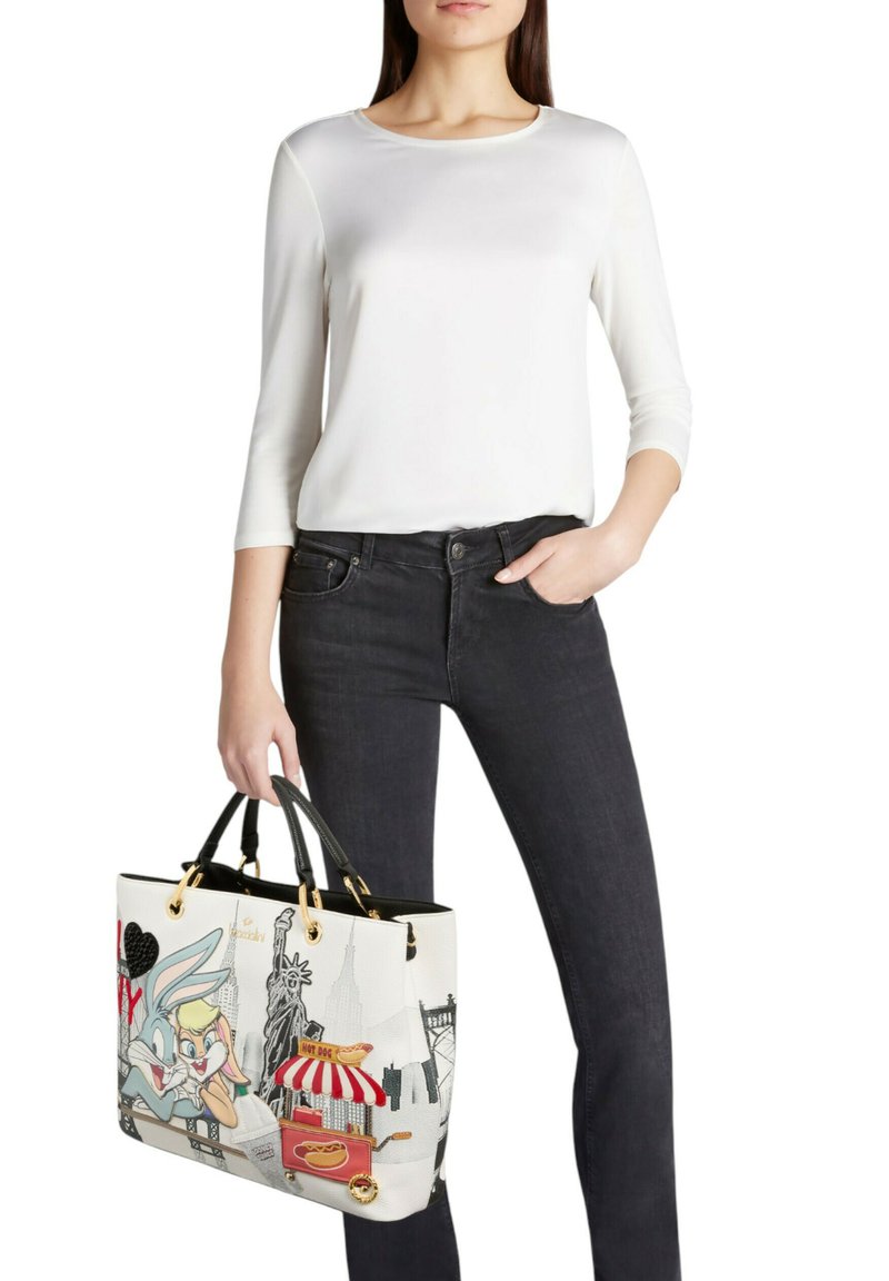 Borsa a tracolla con superficie bianca decorata con personaggi dei cartoni animati e punti di riferimento della città, manici neri, parti in metallo dorato e un'illustrazione di un carrello per hot dog.