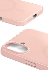 Rosa blank smarttelefondeksel med åpning for kamera, knapp og MagSafe-kontakt. Har avrundede kanter og glatt tekstur.