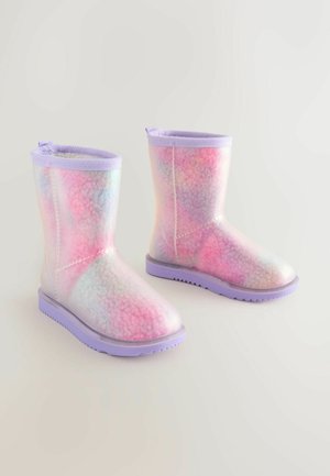 Gennemsigtige regnstøvler med et pastelfarvet mønster, der har en forstærket lavendel sål og kant. Glat overflade med minimal tekstur.