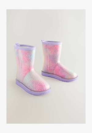 Transparente Gummistiefel mit einem pastellfarbenen Muster, ausgestattet mit einer verstärkten lavendelfarbenen Sohle und Oberkante. Glatte Oberfläche mit minimaler Textur.