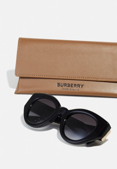 Svarta överdimensionerade solglasögon med en djärv hexagonal form, i följd av ett tan läderfodral med präglad "Burberry"-logotyp.