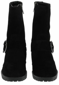 Botas de tobillo de ante negro con punta redonda, cremallera lateral y una correa con detalle de hebilla plateada. Suelas de goma texturizada para un mejor agarre.