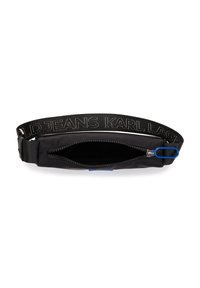 Borsa a vita nera con una tracolla testurizzata che presenta il logo "JEANS KARL LAGERFELD", chiusura con zip e dettagli in metallo blu.